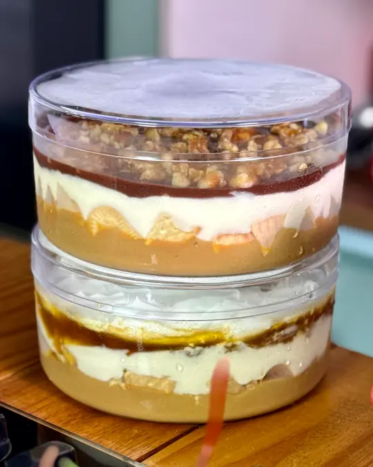 Banoffee na travessa transparente, com as camadas aparentes