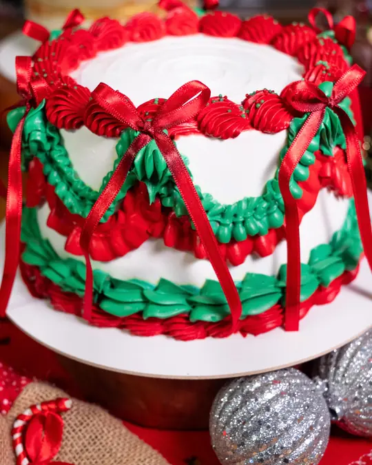 Bolo vintage natalino branco com babados de chantininho vermelho e verde e laços de fita vermelha