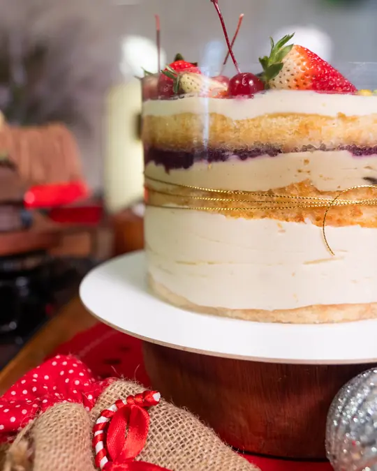 Naked cake no acetato com as camadas aparentes e frutas vermelhas no topo