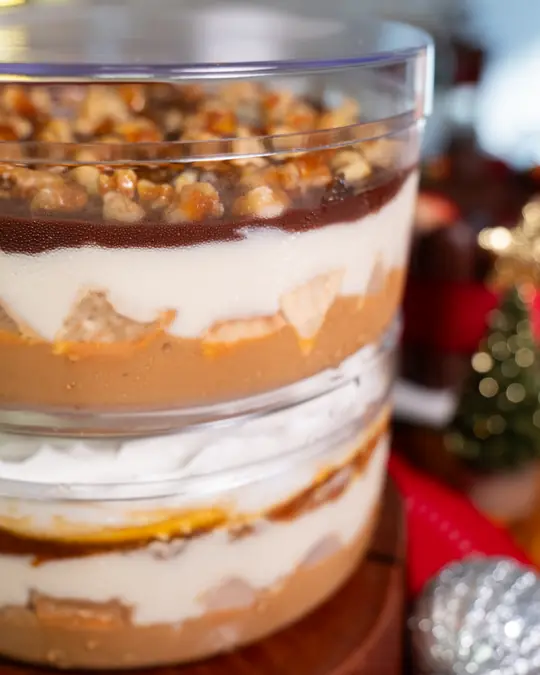 Sobremesa crocante de nozes com doce de leite caseiro, em camadas na travessa